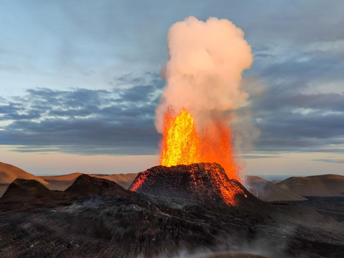 Extended Volcano Sightseeing Tour - Volcano Heli - Icelandic Helicopter ...